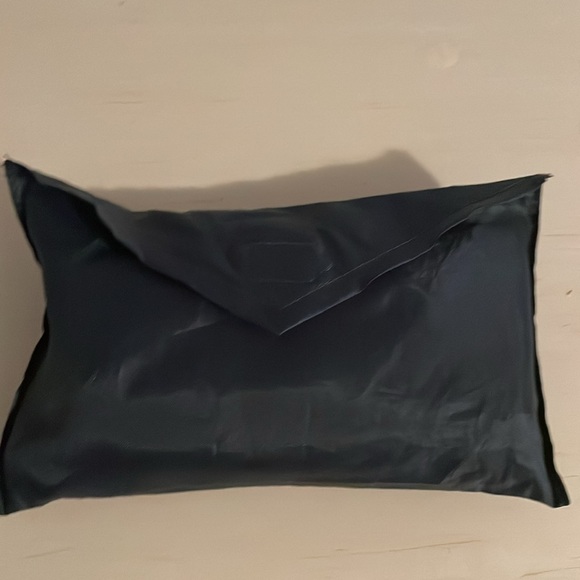 Inflatable travel neck pillow w/ carry case by Lewis N Clark. Great for airplane - Picture 6 of 6